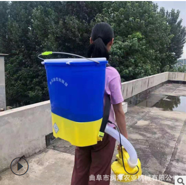 單兵融雪拋灑器背負(fù)式電動(dòng)追肥農(nóng)用顆粒撒肥機(jī)魚塘飼料自動(dòng)拋撒機(jī)