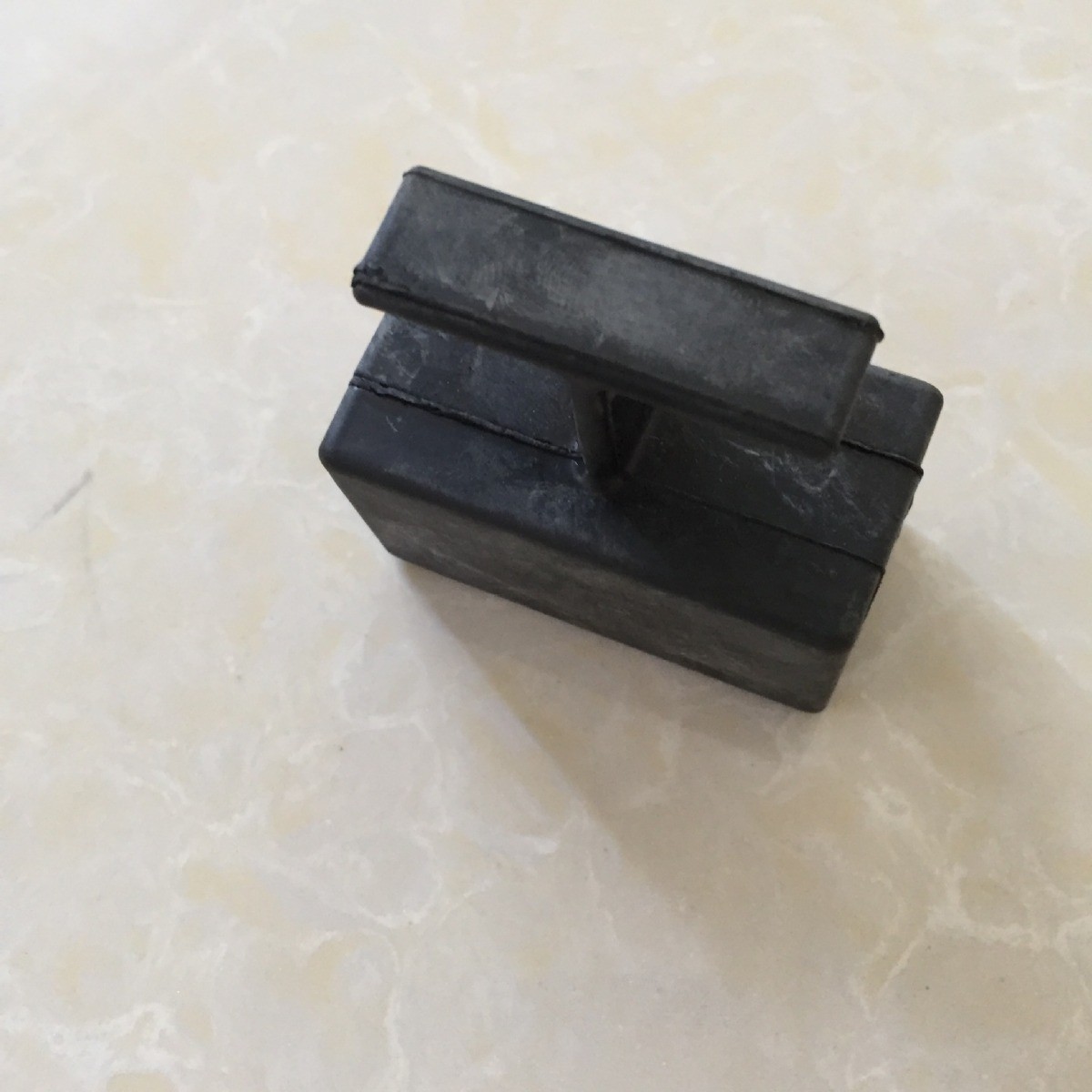舷外機(jī)40P側(cè)減震塊14019,84克，單價(jià)每個(gè)7.7元，批發(fā)有優(yōu)惠