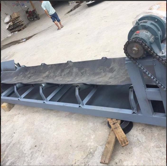 大運(yùn)量長距離皮帶輸送機(jī) 重型泥土運(yùn)輸機(jī) 槽鋼支架 支持定做