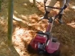 微耕機(jī)翻地對(duì)比人工效果如何？記者現(xiàn)場(chǎng)測(cè)試，發(fā)現(xiàn)一個(gè)意外優(yōu)勢(shì)