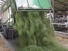 不可思議的轉子切割機，能把成卷的草料打成碎末 轉子切割機 畜牧機械 奶牛養殖 機械化 粉草機